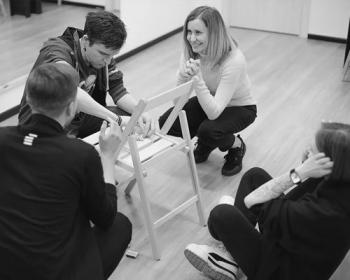 Школа для тех, кто хочет мыслить быстрее: импровизация как ключ к раскрепощению и уверенности в себе.